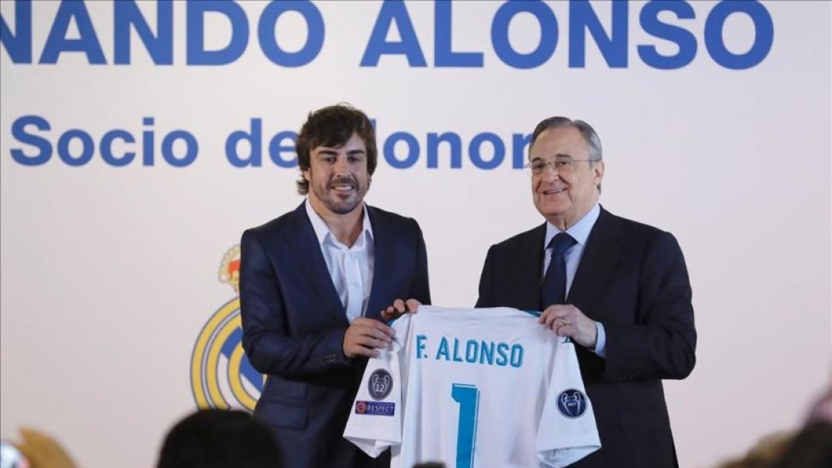 Fernando Alonso y Florentino, durante el acto en el que el piloto fue nombrado socio de honor del Madrid