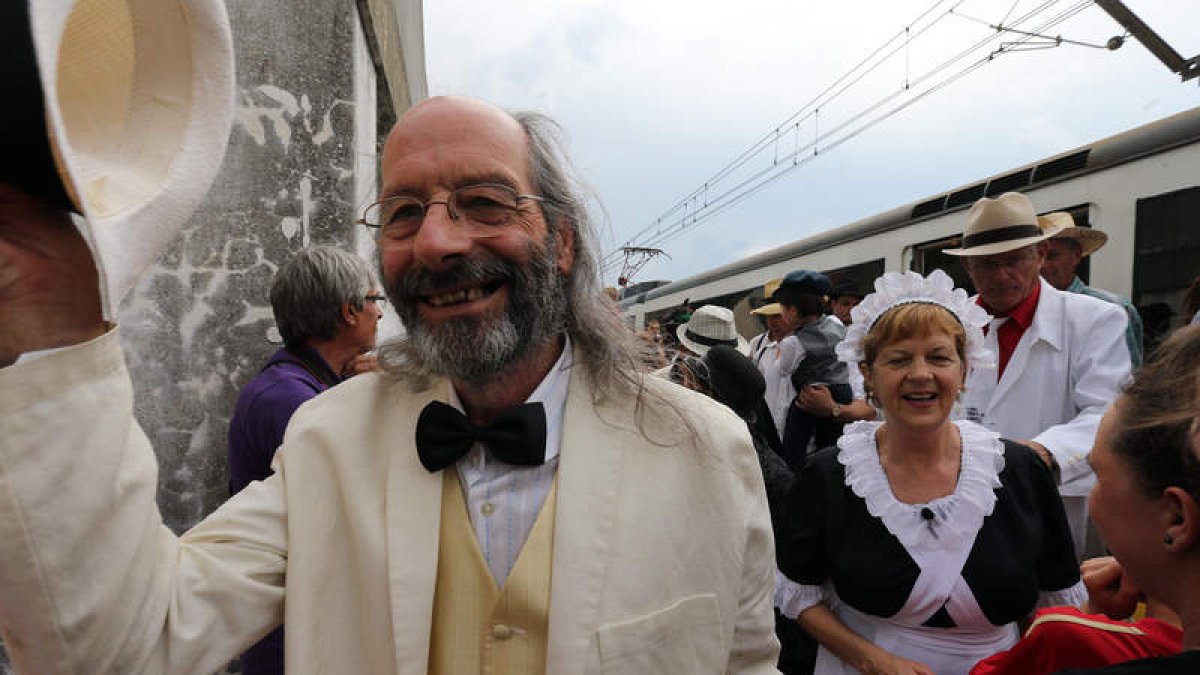 Los vecinos de Toral y los visitantes se vistieron ayer con trajes de época para viajar en tren hasta Brañuelas. No faltó el revisor, con uniforme antiguo.