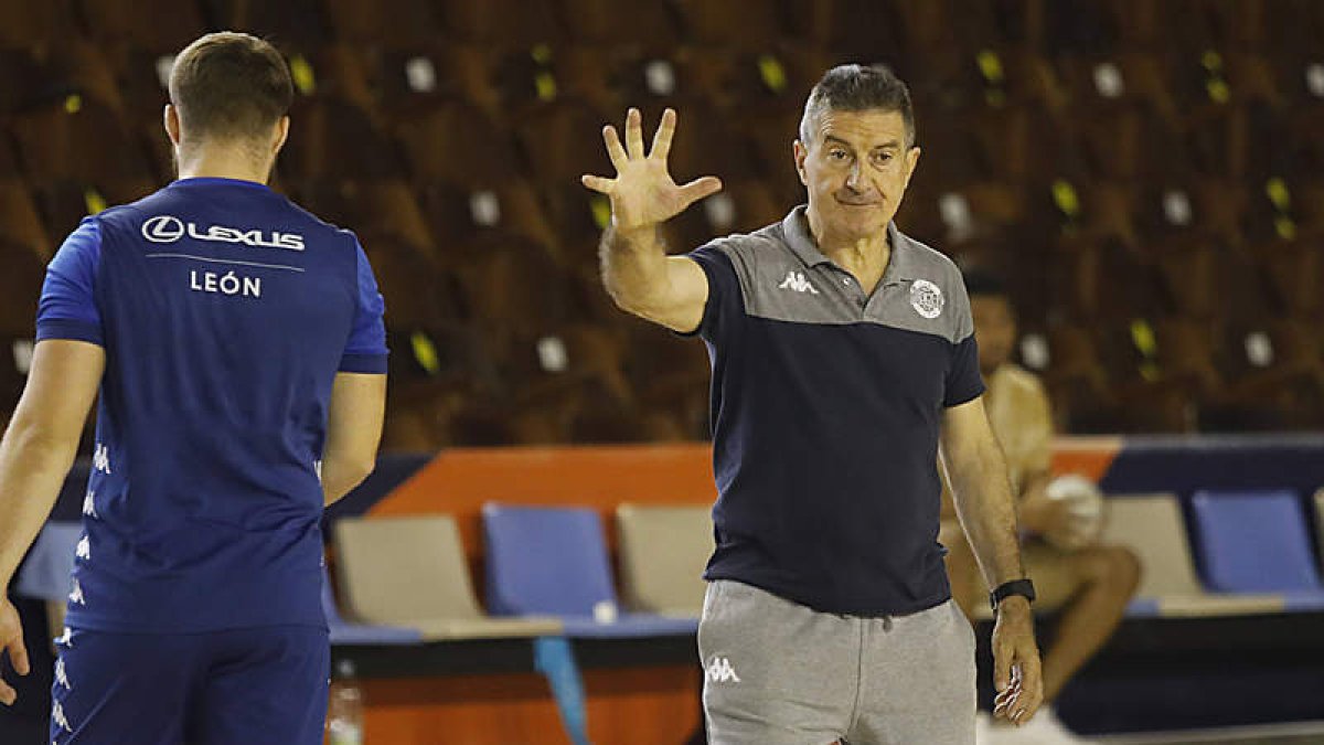 Manolo Cadenas, entrenador del Abanca Ademar, no podrá contar para el partido de esta tarde con el lateral Semedo. MARCIANO PÉREZ