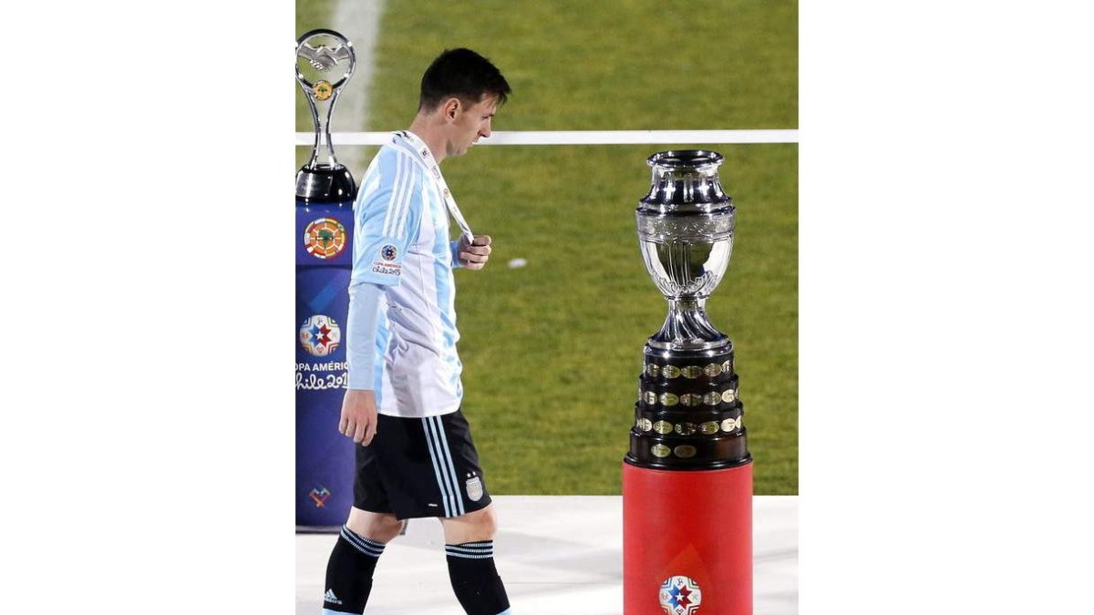 Messi pasa al lado de la Copa América tras perder la final ante Chile.