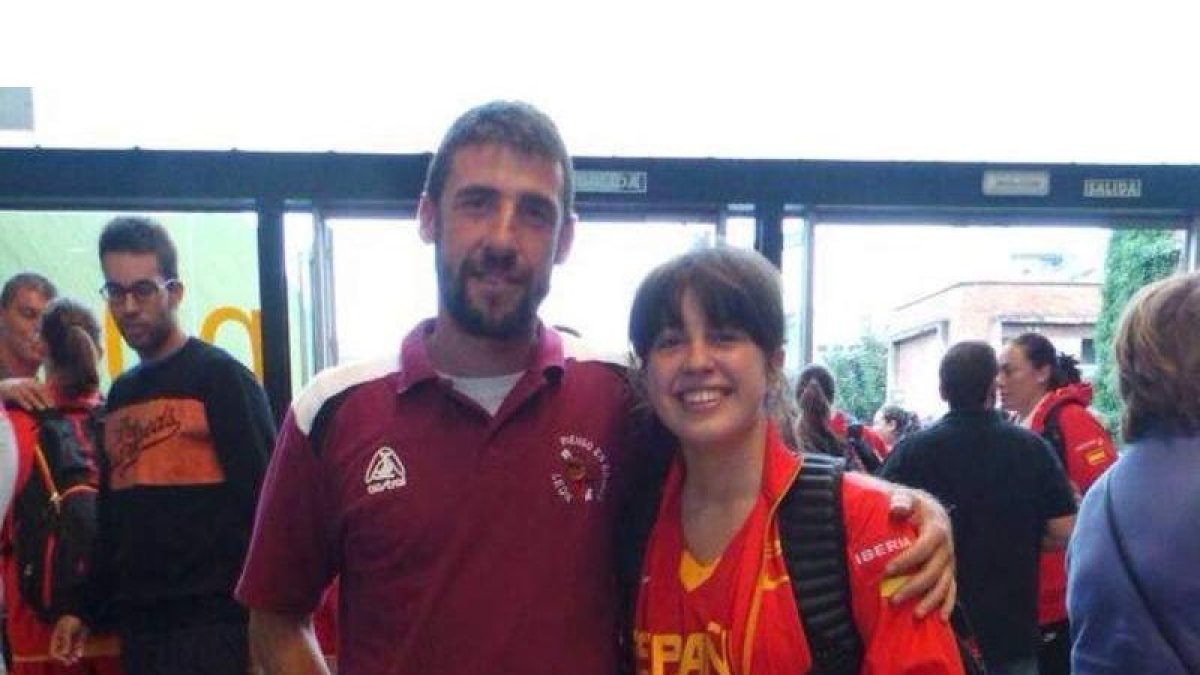 Paula López junto a su entrenador en el Agustinos, Diego Cuesta.