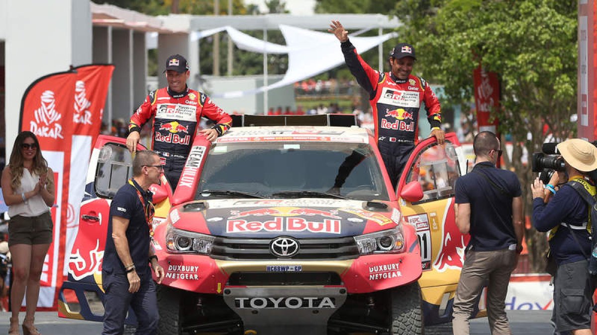 El piloto catarí Nasser Al-Attiyah y su copiloto Matthieu Baumel ganan la primera etapa. ERNESTO ARIAS