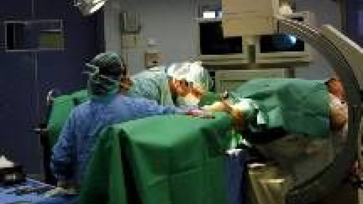 Los cirujanos practican en cadáveres operaciones complicadas antes de abordar al paciente