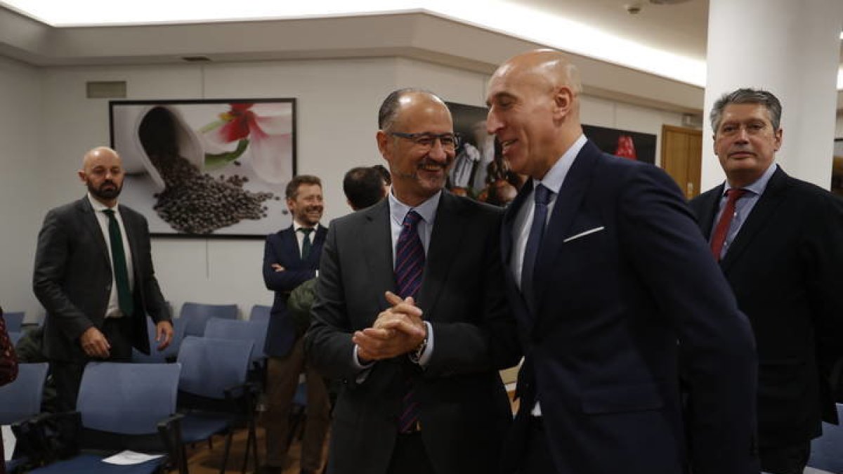 José Antonio Diez, alcalde de León, charla con el presidente de las Cortes de Castilla y león, Luis Fuentes, ayer, en las Jornadas del Diario de León. RAMIRO