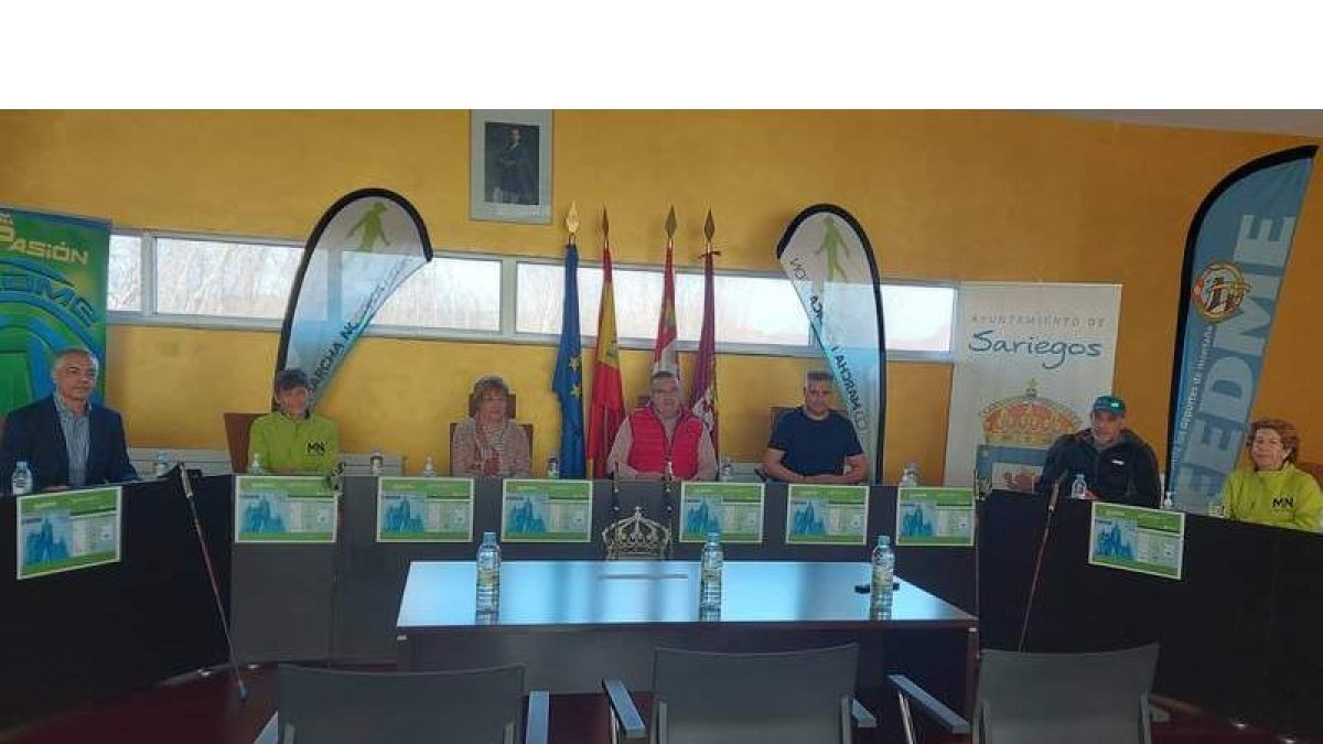 Momento de la presentación de la Copa de España de Sariegos. DL