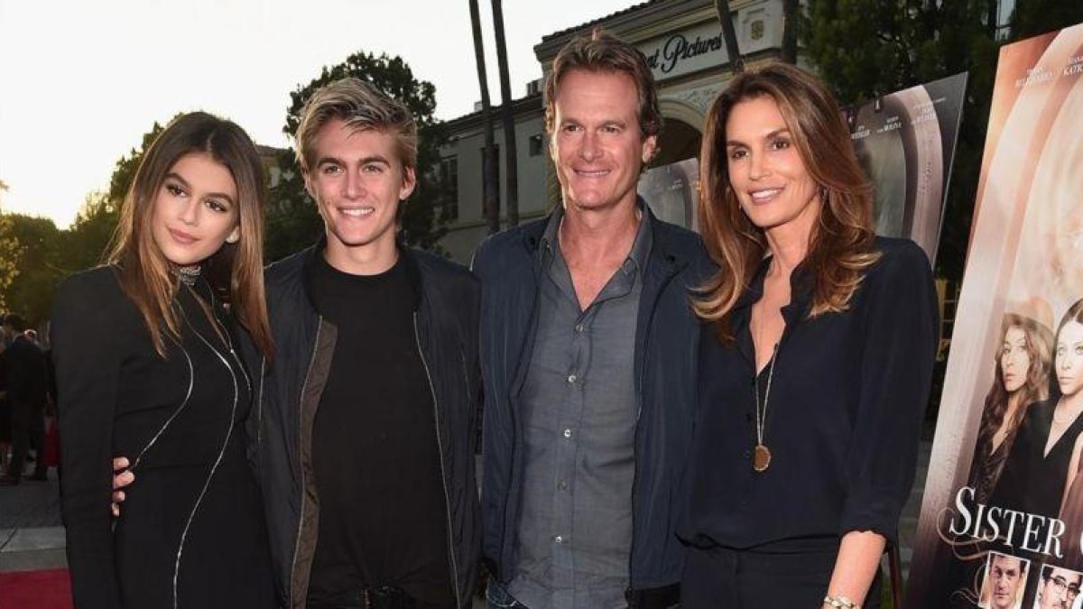 Kaia Gerber junto a su padre, hermano y madre, Cindy Crawford.