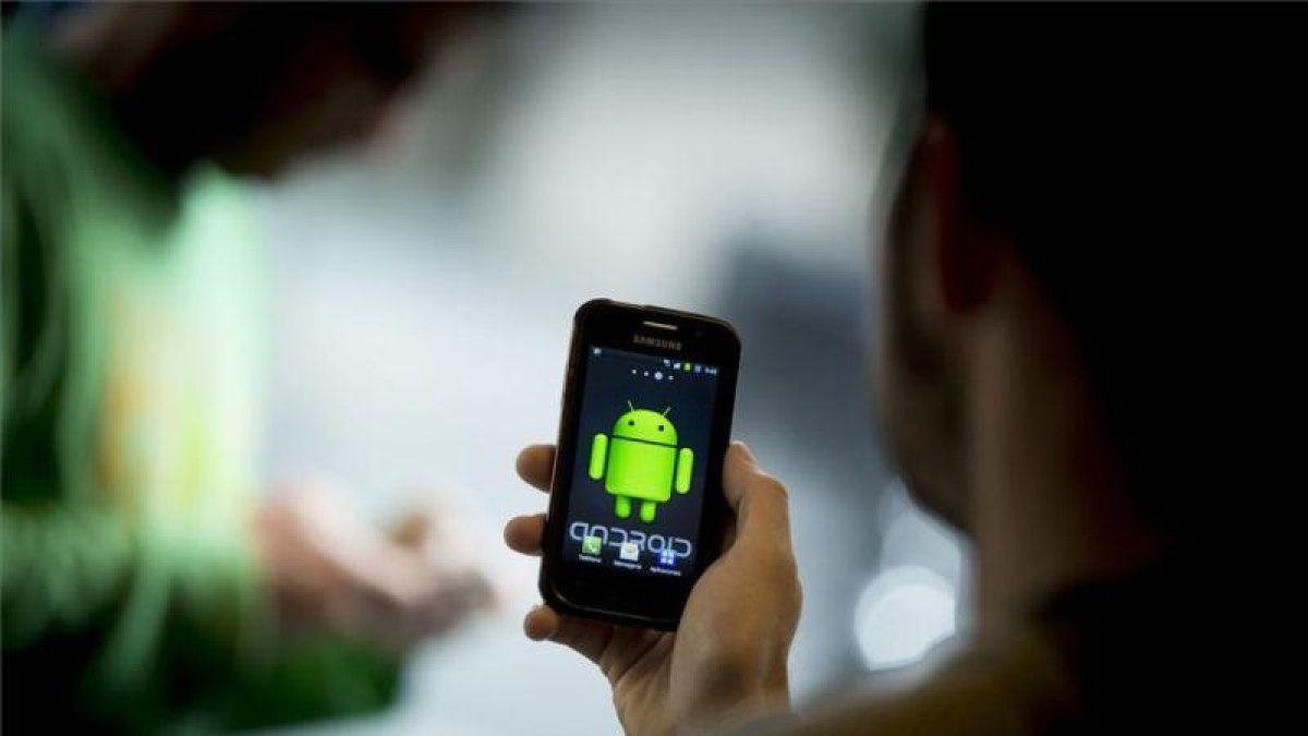 Un usuario con un móvil Android.