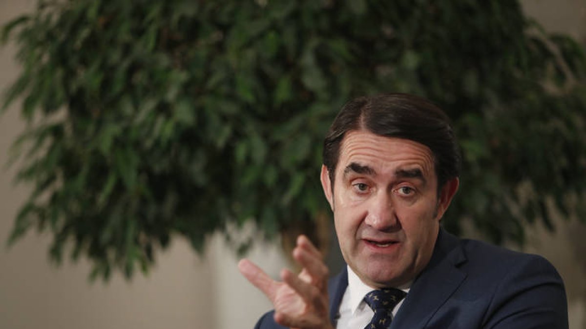 Suárez-Quiñones durante una entrevista para Diario de León y La 8. JESÚS F. SALVADORES