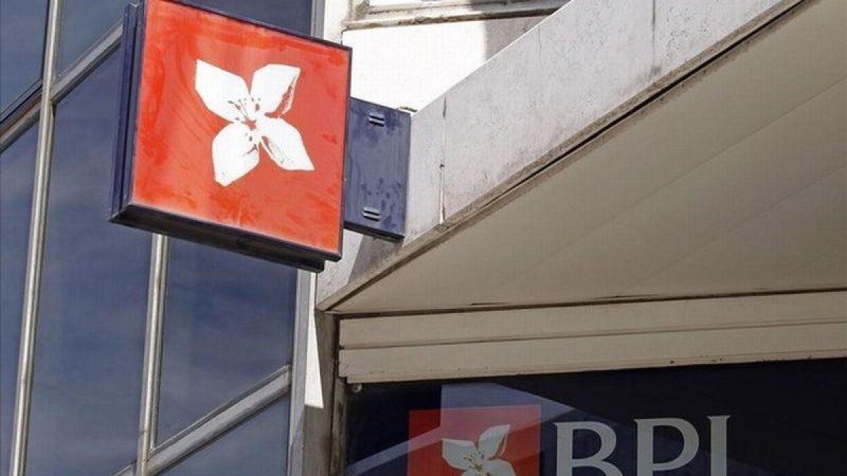 Emblema del banco portugués BPI en una oficina de Lisboa.