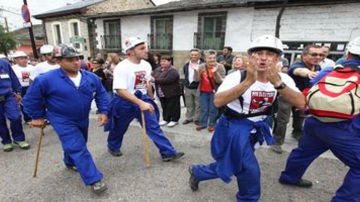 El apoyo de los vecinos anima a los mineros pese al cansancio de la marcha.