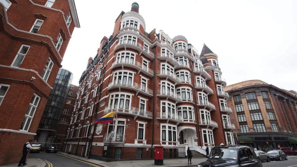 Assange se encuentra refugiado en la embajada de Ecuador en Reino Unido.