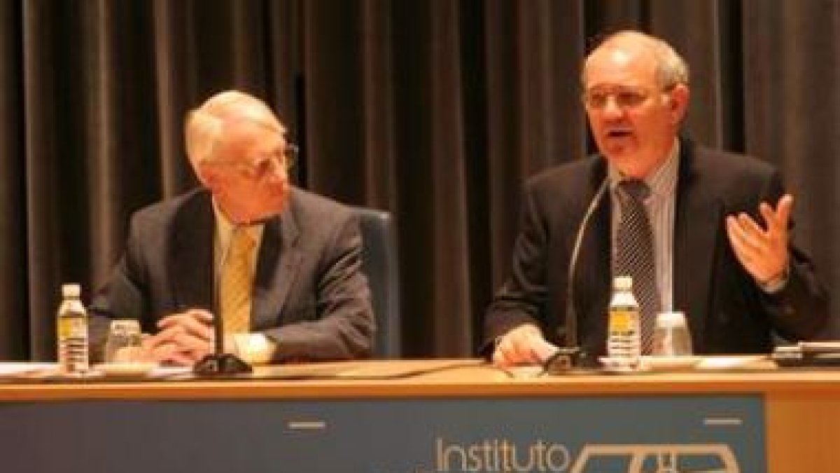 Halffter, con De Cela, durante la charla organizada por el IEB.