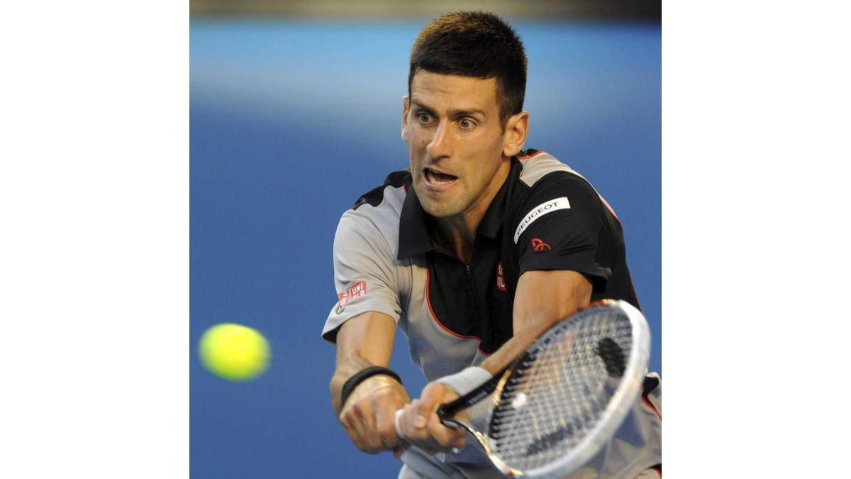 Djokovic golpea la pelota en el partido que ganó a Lecko.