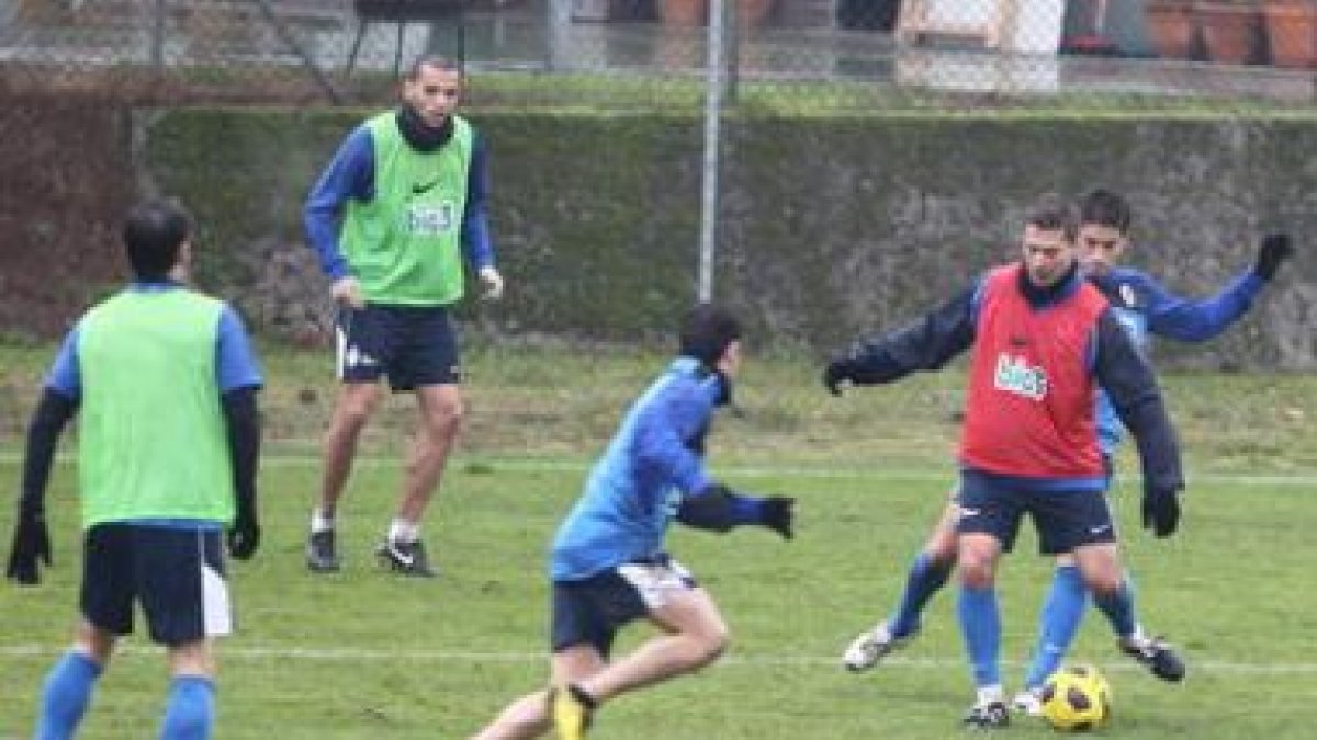La plantilla deportivista se ejercitó ayer en las instalaciones de Compostilla.