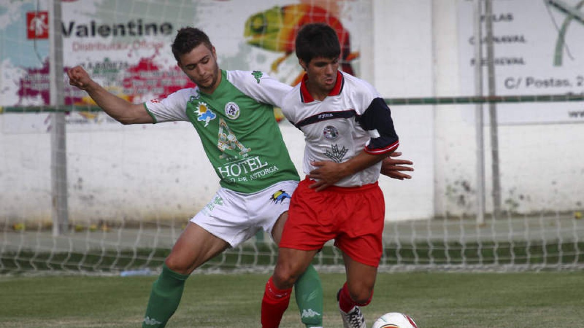 Cristian, a la izquierda, vuelve al once titular tras cumplir su partido de sanción.