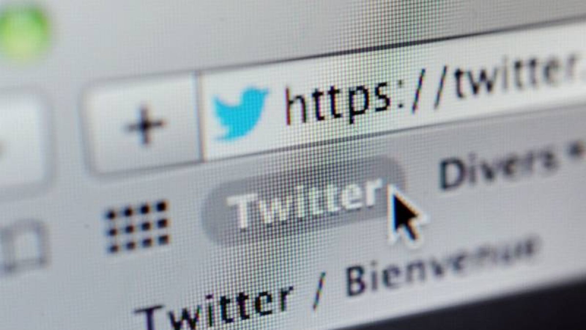 Un usuario escribe la dirección para entrar en la página de Twitter.