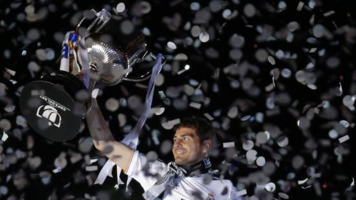 Iker Casillas brinda la Copa del Rey a la afición, esta madrugada en la plaza de la Cibeles, en Madrid.
