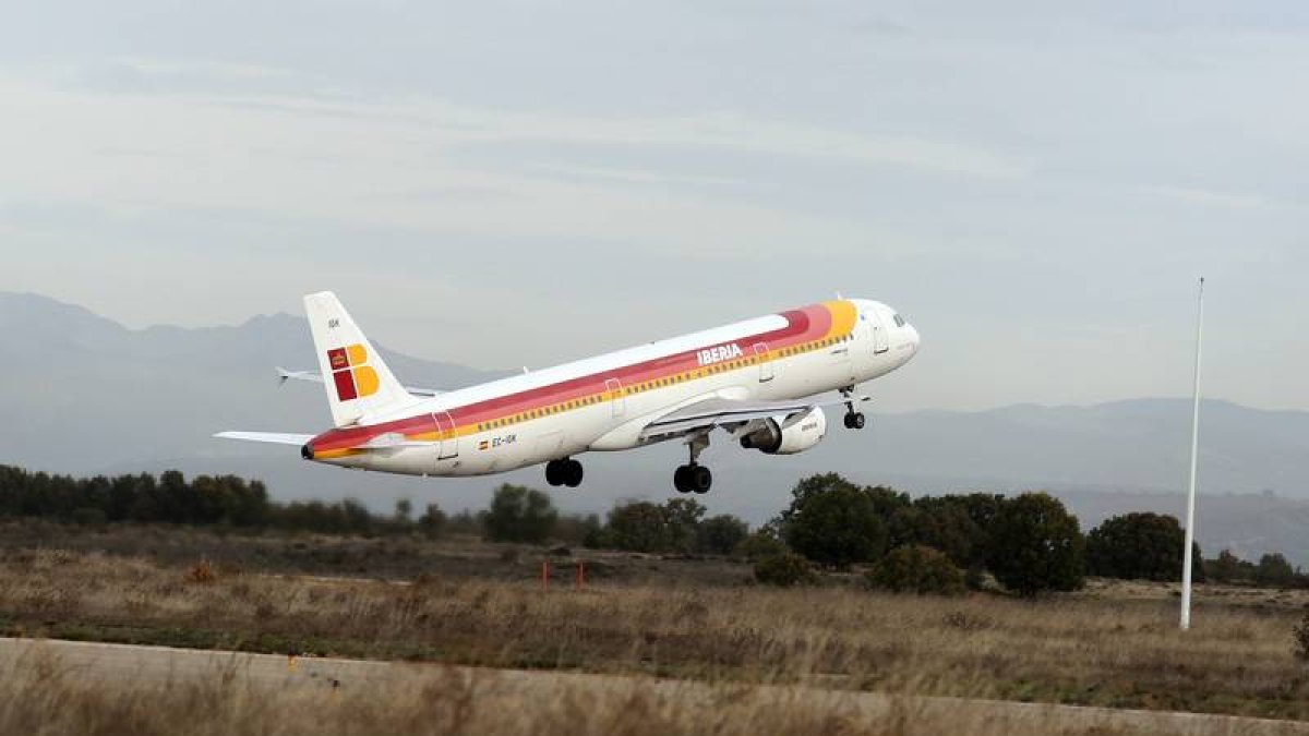 Un avión despega del aeropuerto de León