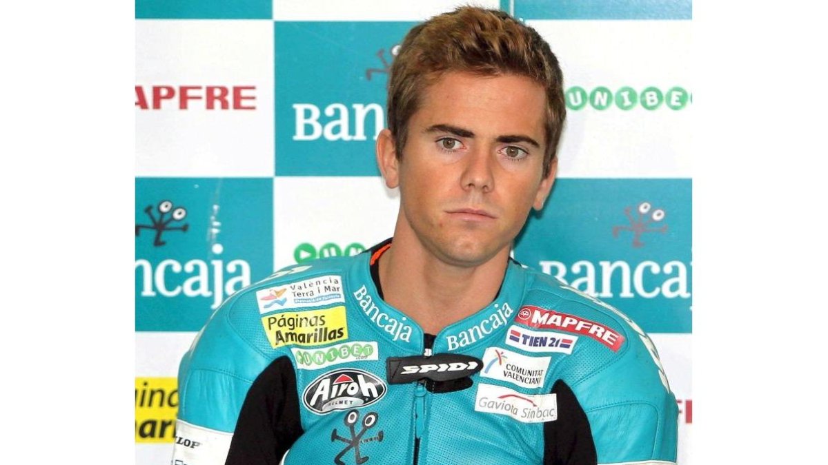 El piloto español Nico Terol descansa durante la primera sesión de entrenamientos libres de 125 c.c. del Gran Premio de Aragón que se disputó en el circuito Motorland de Alcañiz en 2010.