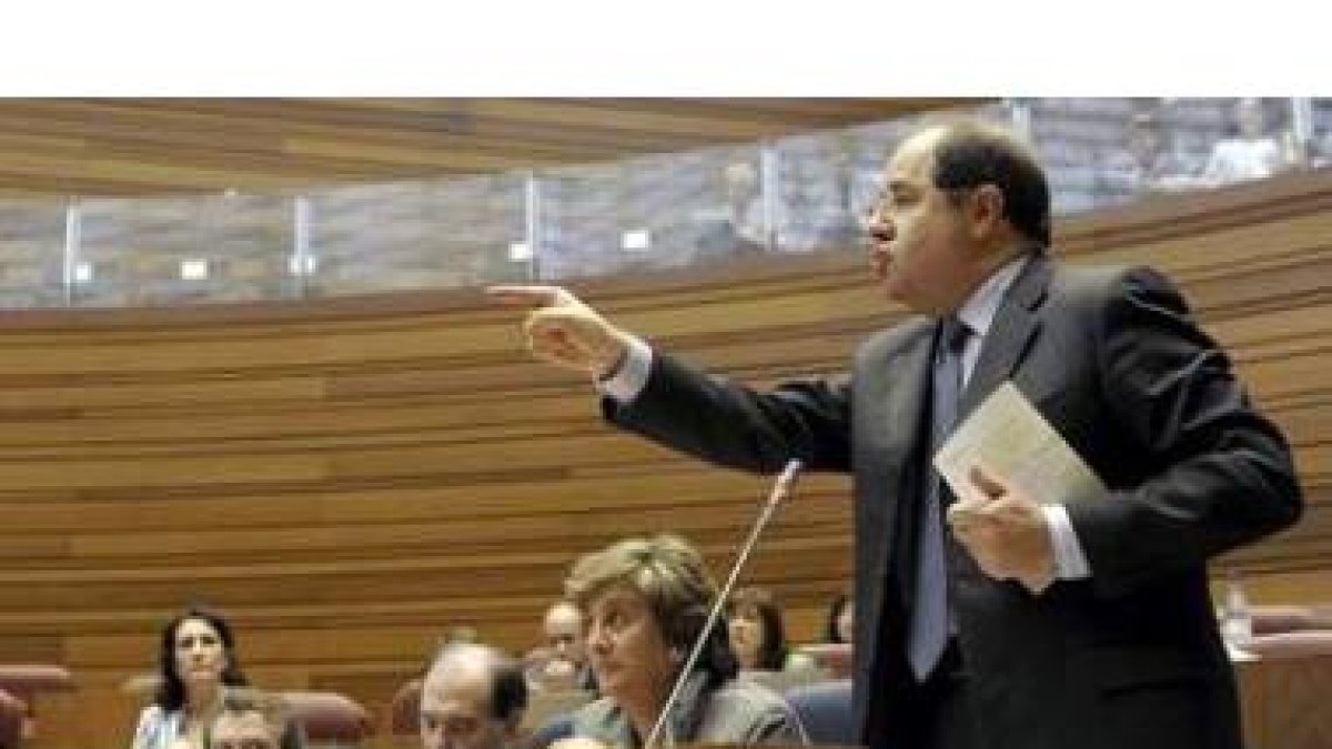 Juan Vicente Herrera, en réplica a la oposición ayer en el Pleno de las Cortes.