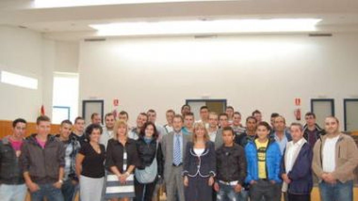 El grupo de alumnos que participarán en la escuela taller que rehabilitará las Bodegas Cándido.