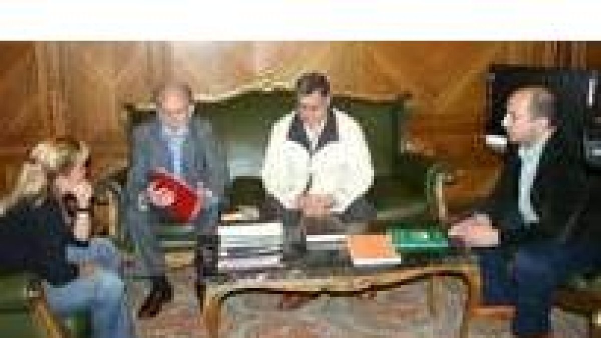 Un momento de la visita de los representantes de Caritas a la Diputación