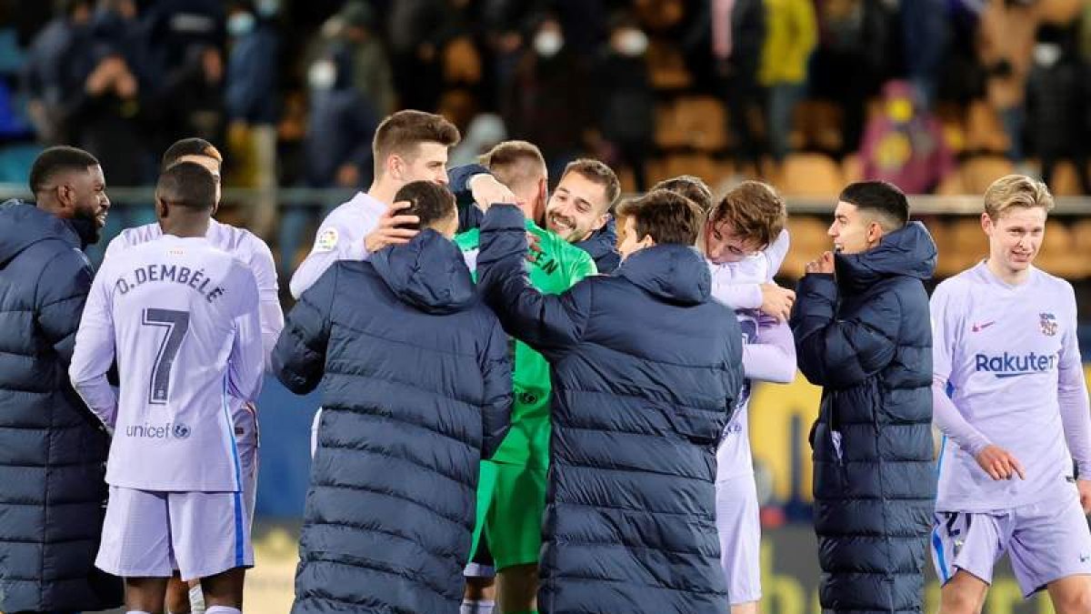 Los jugadores del Barcelona celebran su victoria a la finalización del encuentro. DOMÉNECH CASTELLÓ
