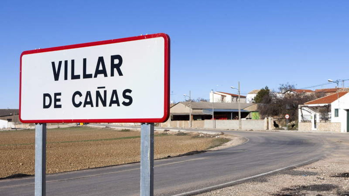 Un cartel indica la llegada a Villar de Cañas, pueblo elegido para albergar la sede del ATC.