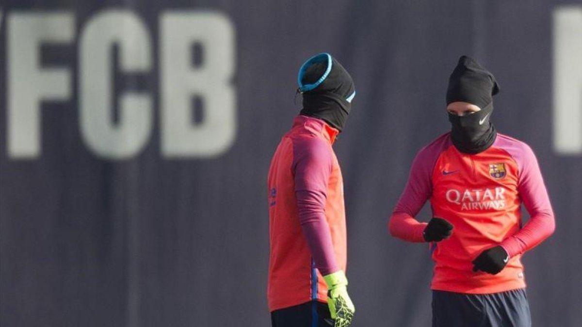 Ter Stegen conversa con Rakitic en el entrenamiento previo al duelo con el Villarreal.