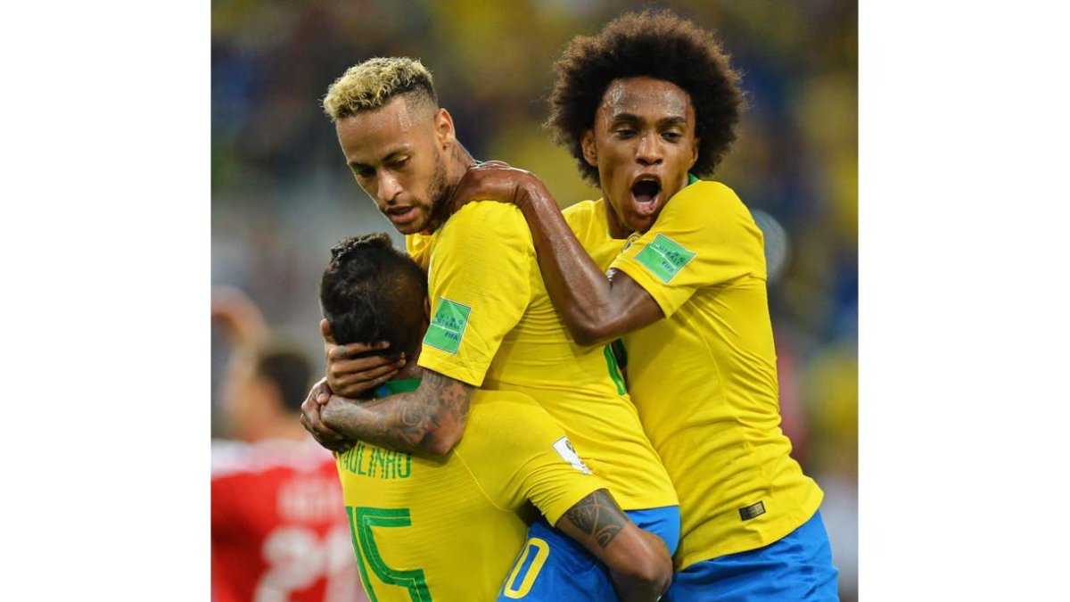 Neymar abraza a Paulinho tras el 1-0. POWELL
