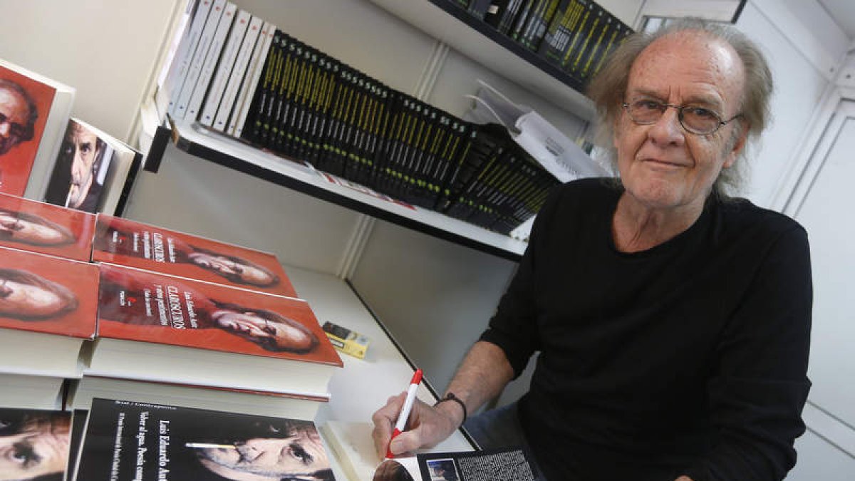 Luis Eduardo Aute firma ejemplares de su libro en la Feria del Libro de 2016. JAVIER LIZÓN