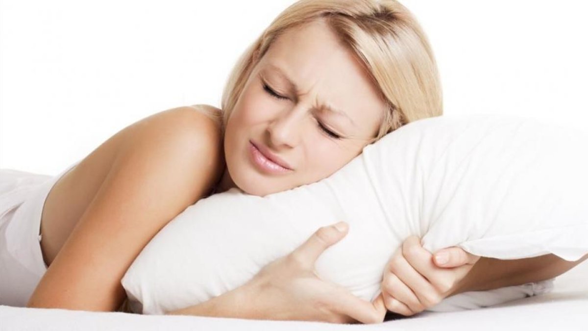 Una mujer intenta dormir.