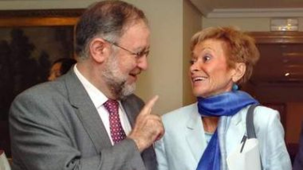 Fernando González Urbaneja con María Teresa Fernández de la Vega.