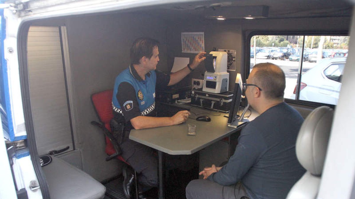 Uno de los controles de alcoholemia de la Policía Local de León. BRUNO MORENO