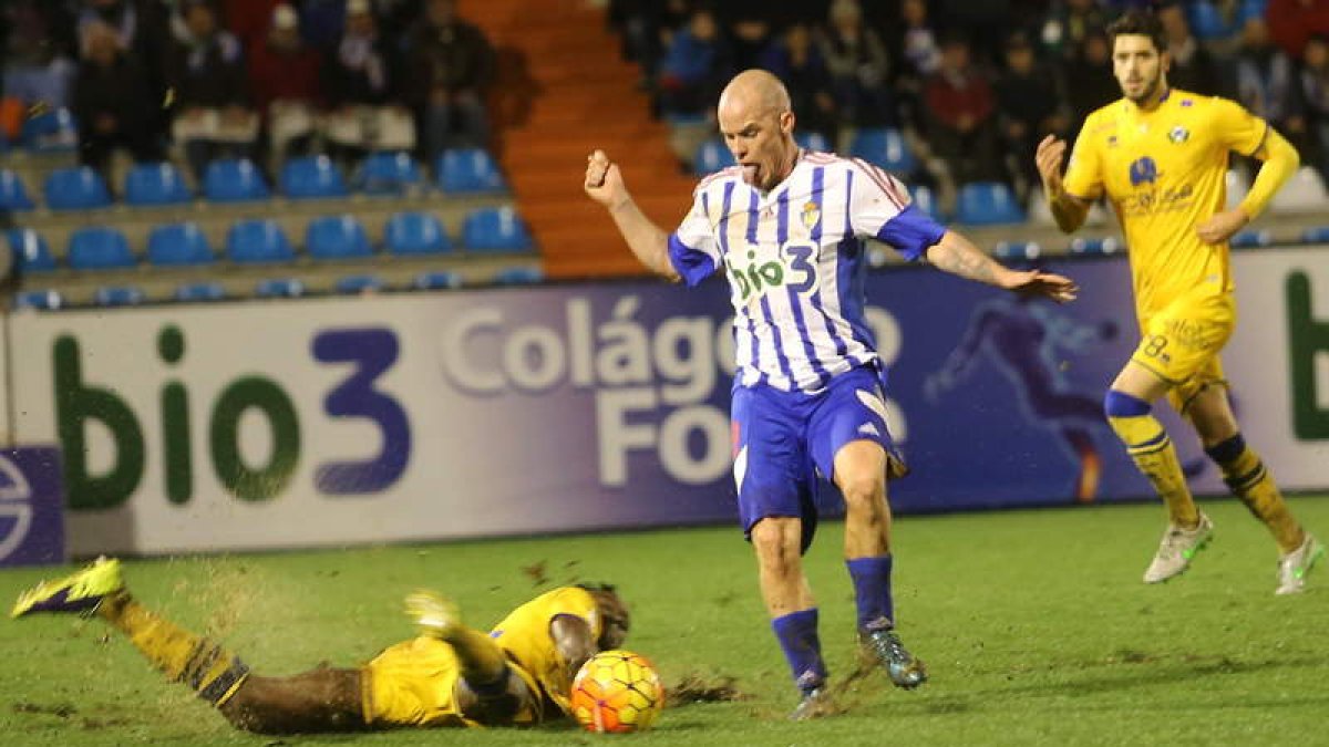 Hume debutó con la Deportiva y se mostró voluntarioso, aunque el juego directo no le favoreció para poder gozar de ocasiones. BARREDO