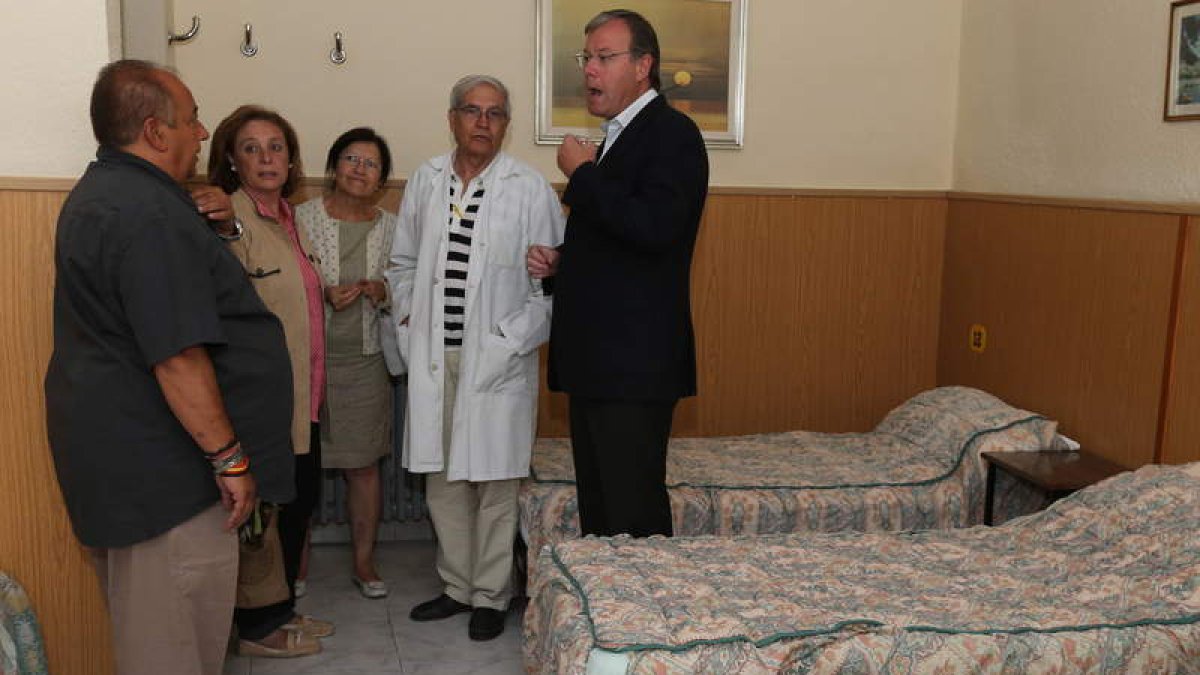 El alcalde conversa con los responsables del Hogar del Transeúnte durante su visita de ayer.