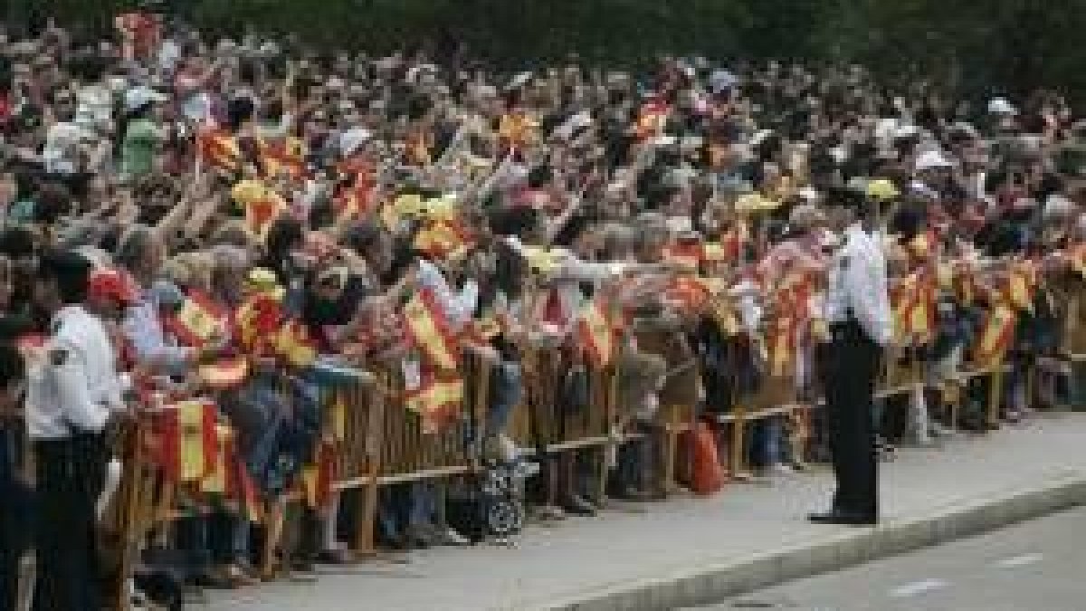 Autoridades civiles siguen los actos desde la tribuna de honor