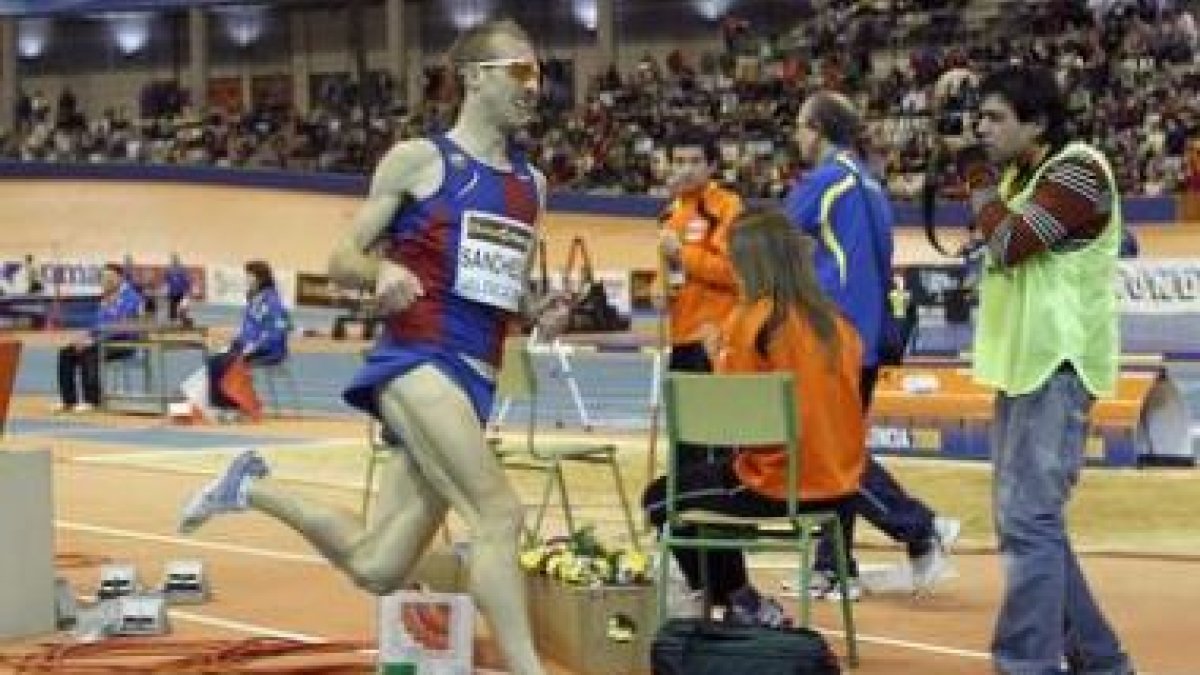 El atleta Sergio Sanchez durante la carrera en la que batió el récord de Europa de 3.000 metros .