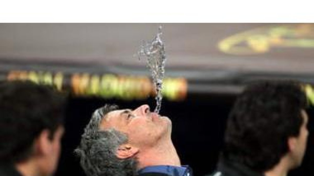 José Mourinho celebra a su manera el triunfo ante el Bayern en la final de la Liga de Campeones en e