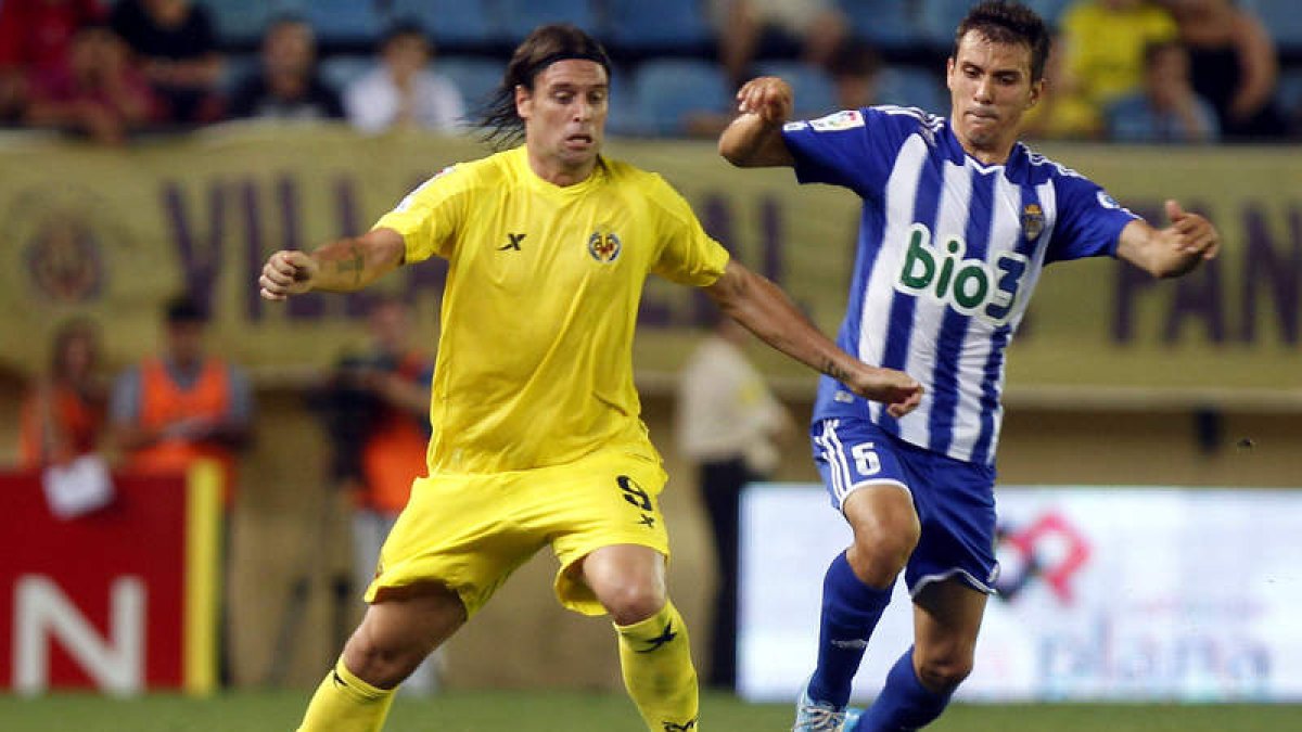 La Deportiva jugó un partido serio especialmente en el centro del campo, donde el equipo blanquiazul, en la imagen Carlos Ruiz, controló a los amarillos.