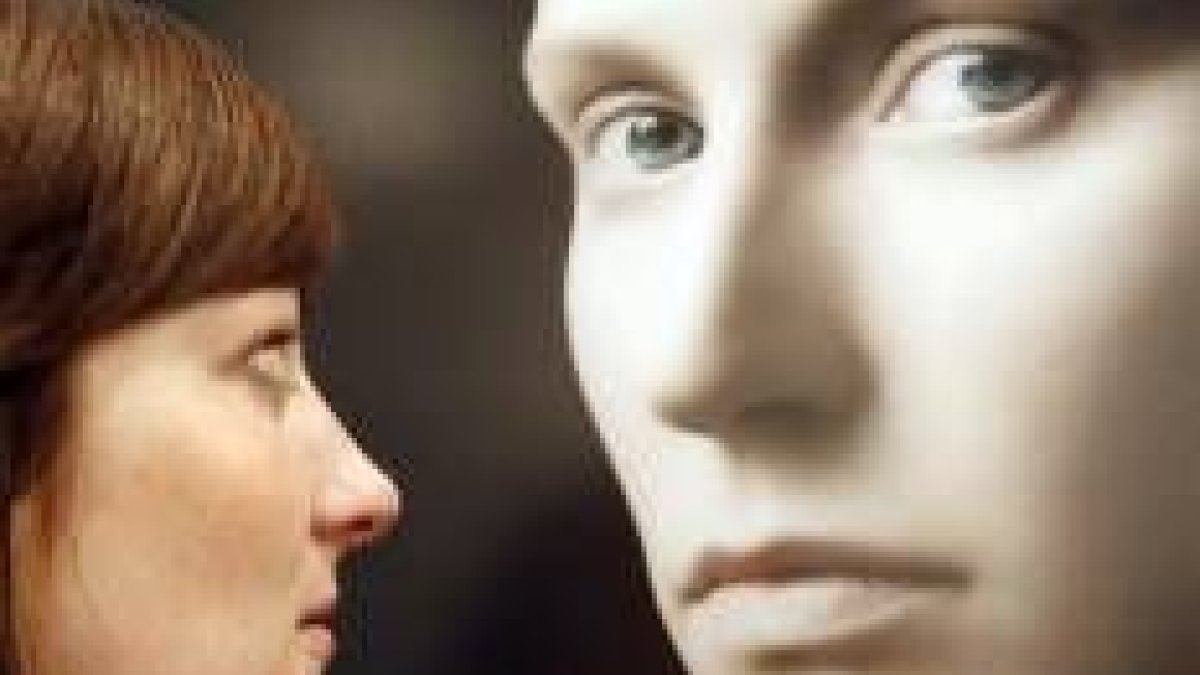 Una visitante observa una imagen de la galería holandesa Gabriel Rolt