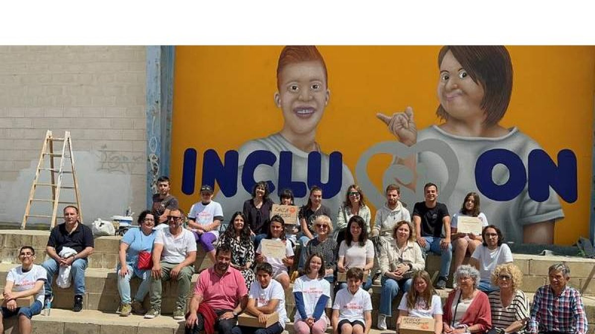 El mural luce ya en el polideportivo de La Virgen del Camino. DL