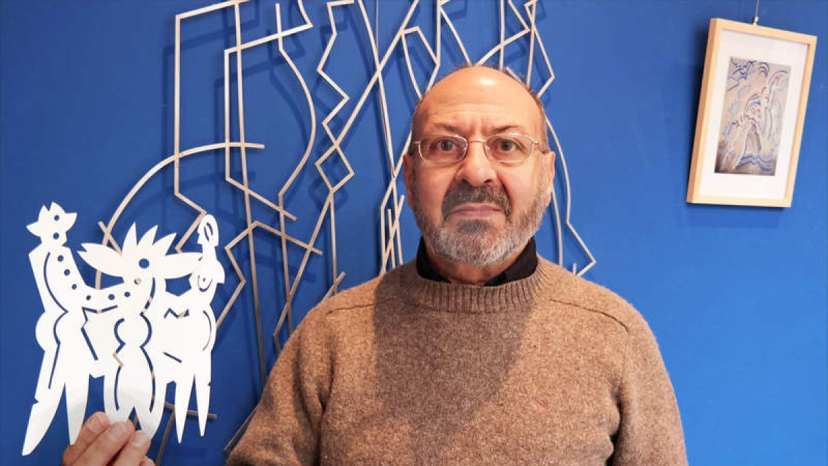 El artista leonés Esteban Tranche, que expone en Don Gutierre. CUEVAS