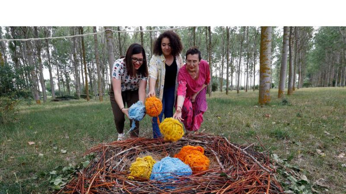 Sandra González, Beatriz Salvador y Cristina Ibáñez, ayer en la chopera de la Fundación Merayo en Santibáñez del Porma. MARCIANO PÉREZ