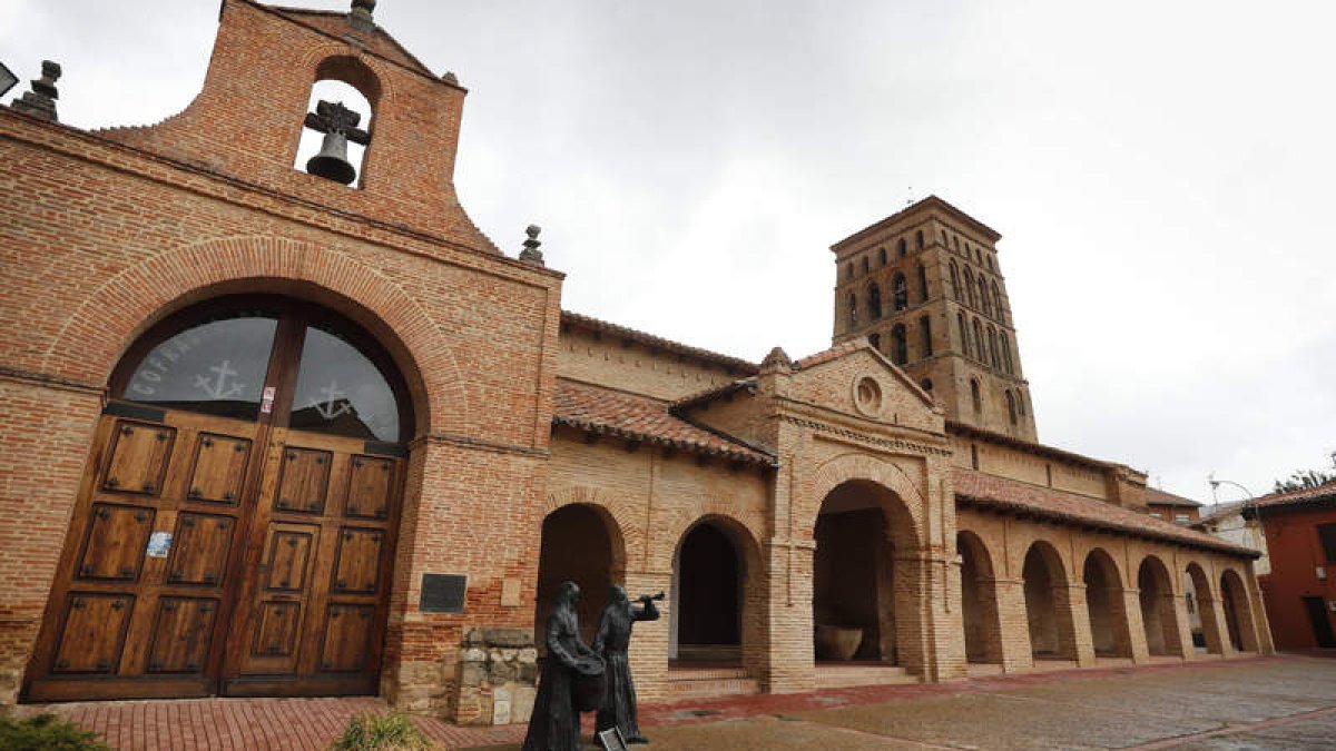 Los peregrinos que caminan rumbo a Santiago saben bien que la estancia en la villa será completa y siempre interesante. Hostelería, comercio, Ayuntamiento y casi el 100% de los vecinos unen fuerzas para ofrecerles un trato cercano, diferente, casi como si