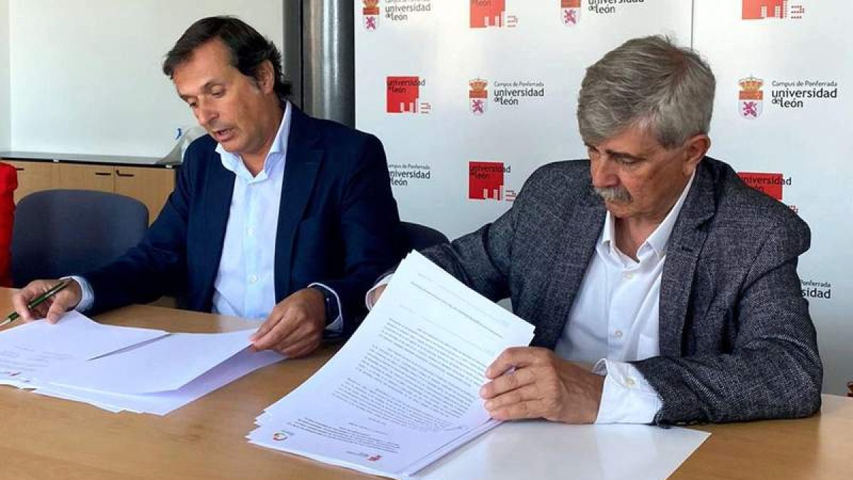 Momento de la firma entre el rector y el presidente de la DO. DL