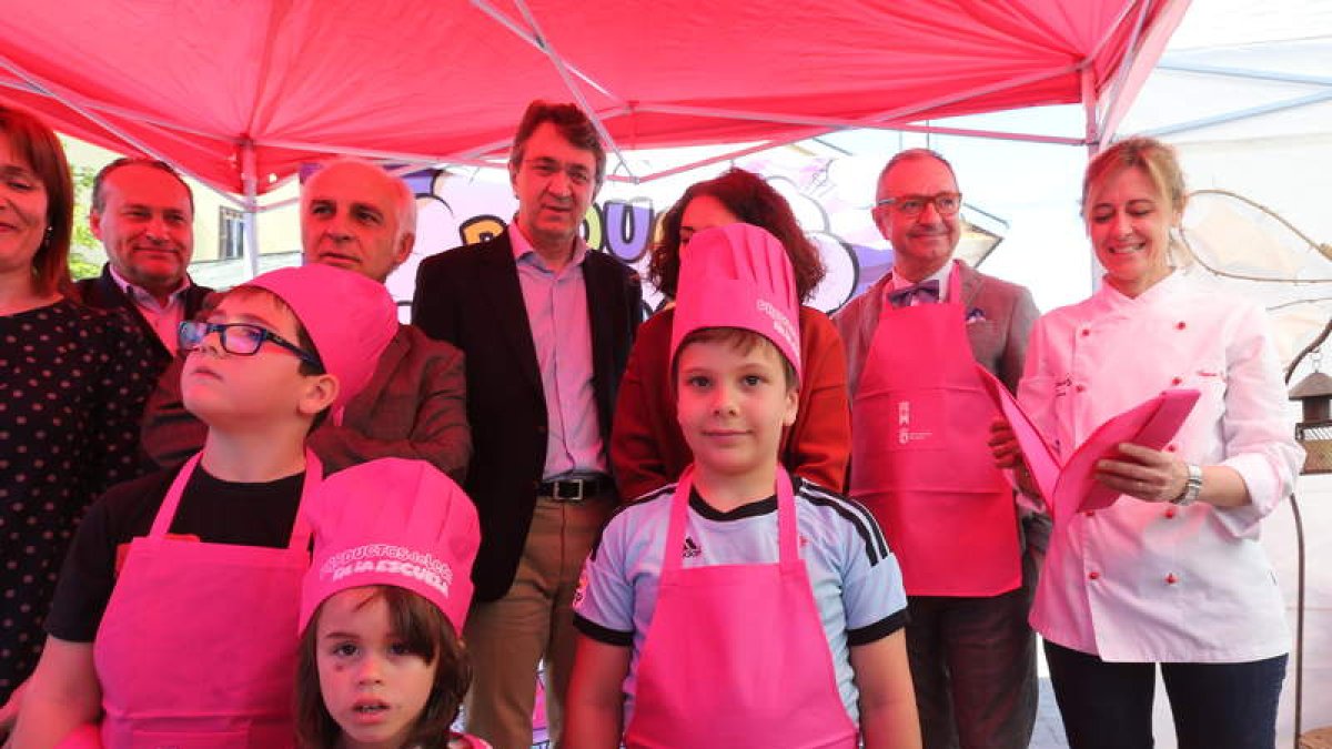 Los niños, con sombrero y delantal de cocinero, rodean al presidente de la Diputación. L. DE LA MATA