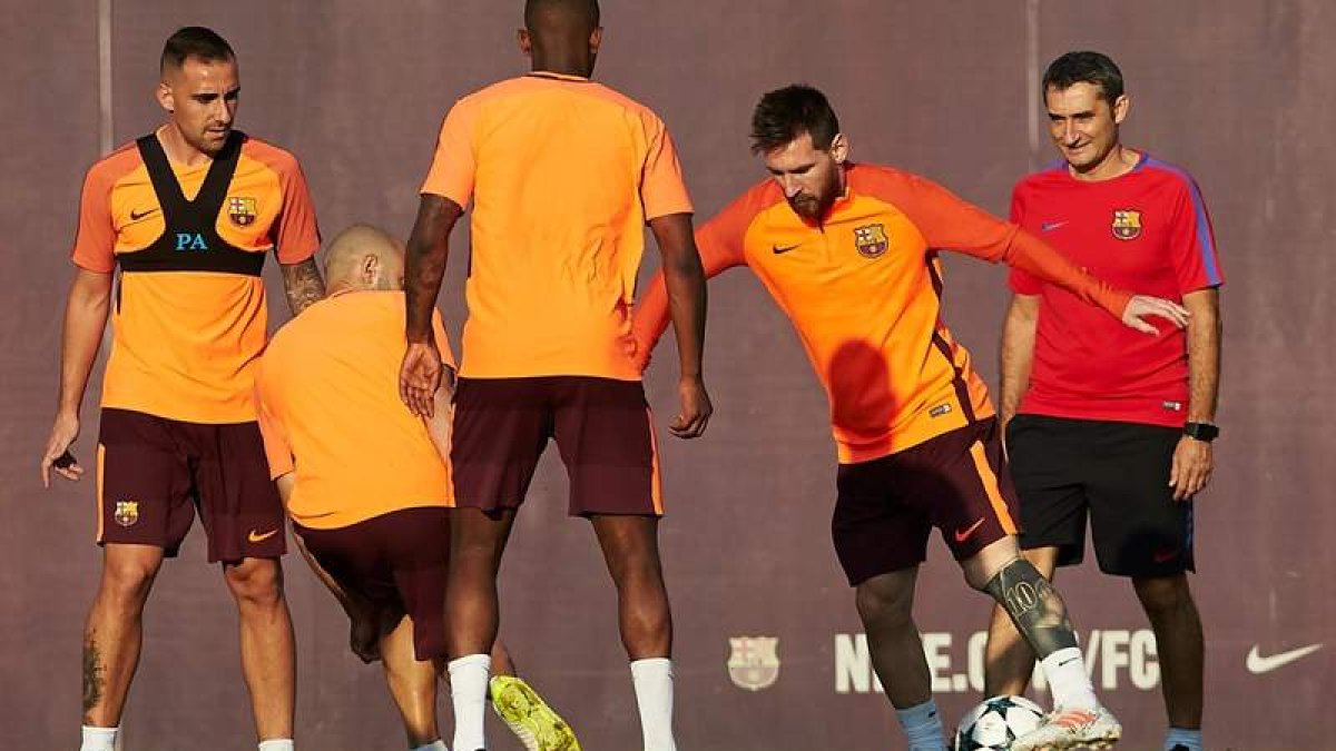 El entrenador del Barcelona junto a Messi durante un entrenamiento. ALEJANDRO GARCÍA