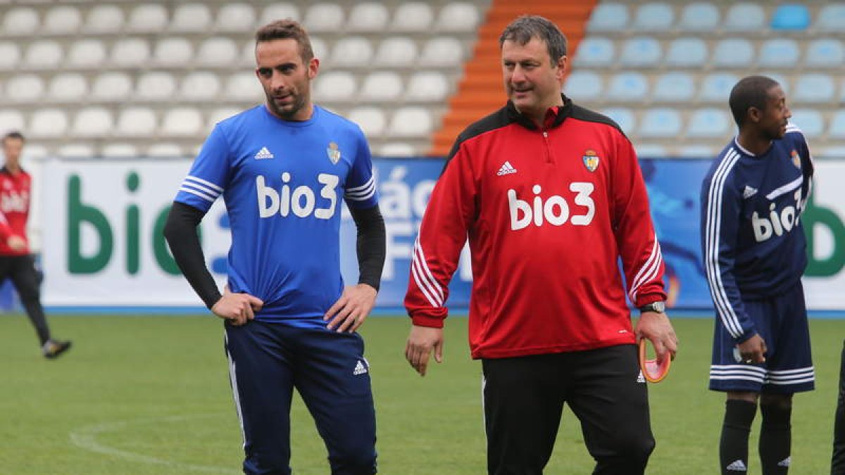 Manolo Díaz no podrá contar en Barcelona con Alberto Aguilar por sanción.