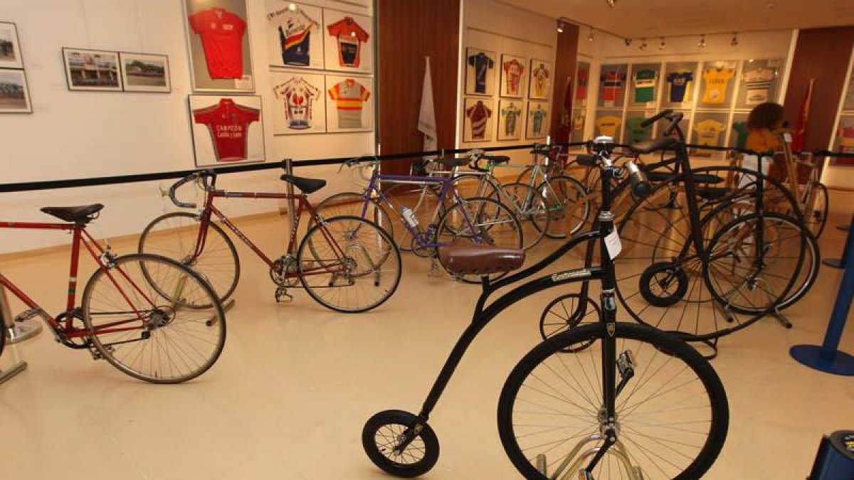 La muestra «Un lugar en el tiempo: el ciclismo en El Bierzo» estará abierta hasta el domingo.
